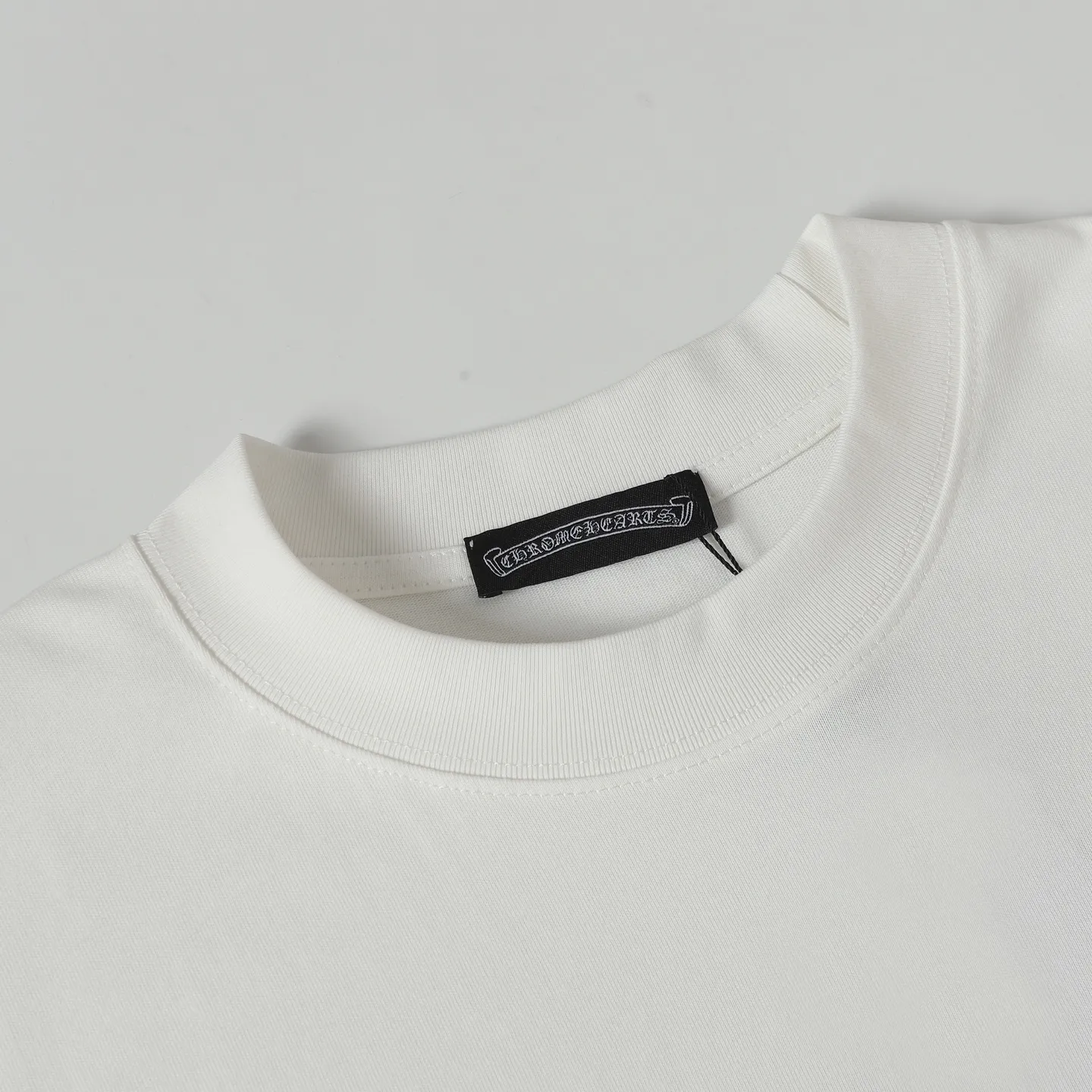 🅿️170 CHROME HEARTS/Chrome Heart CH Sanskrit printed short-sleeved T-shirt on the chest The fabric is made of 280g heavy combed cotton, customized with 32 count 1*1 threads. The garment is washed twice. The fabric is comfortable and skin-friendly without any strange feeling. Custom dyed fabric, with high textile density, good drape and not easy to deform. The thick texture and compact spinning process will not affect the breathability of the fabric. The saturation of the color is very high. Imported digital direct-injection printing technology. A versatile and good-looking short sleeve. The loose fit covers the flesh and makes you slim. Size: XS-L